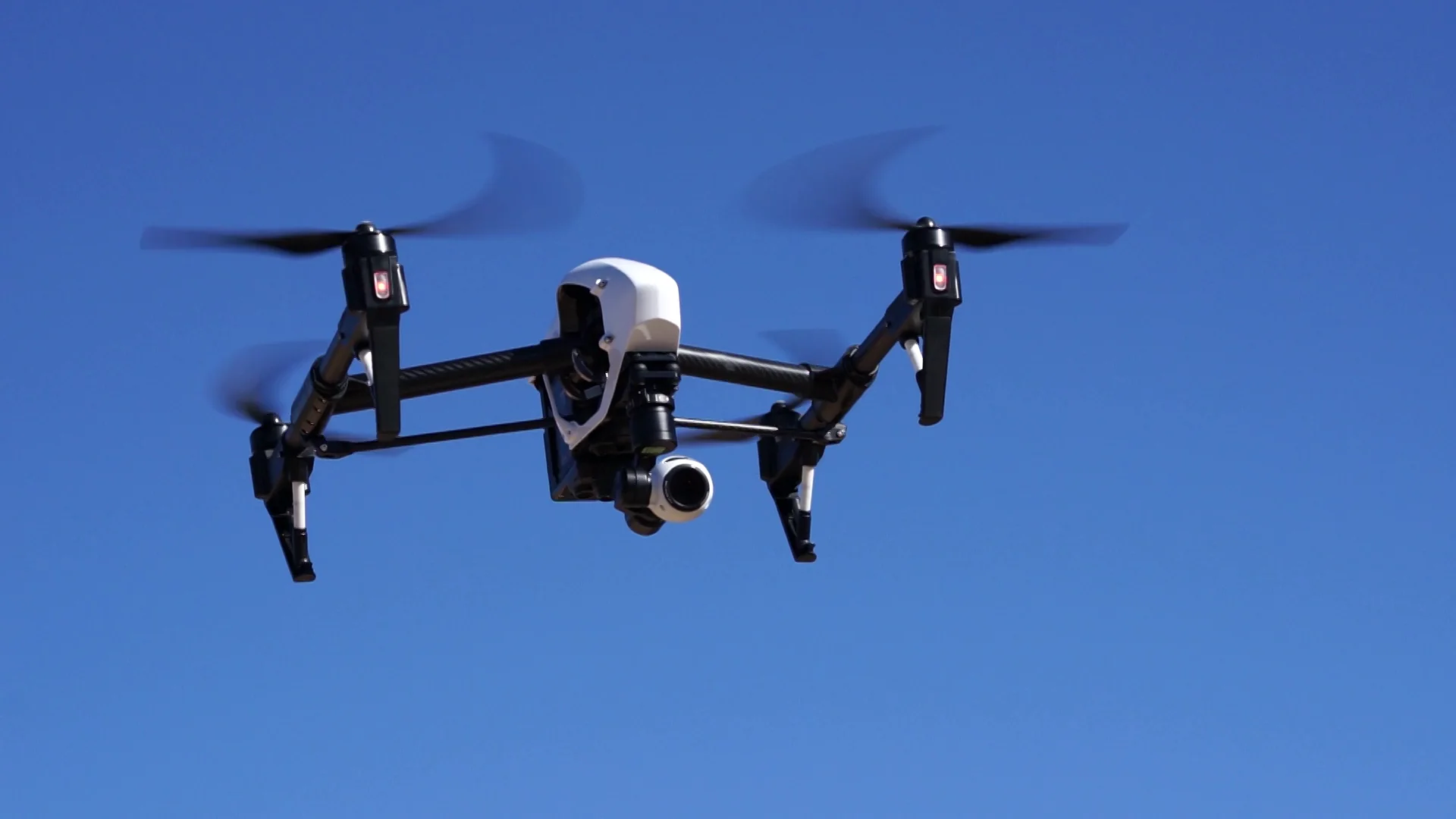 Летающий робот. Mav бпла. Mavic 4 pro. Дрон снял на камеру. Квадрокоптер с камерой съемка.
