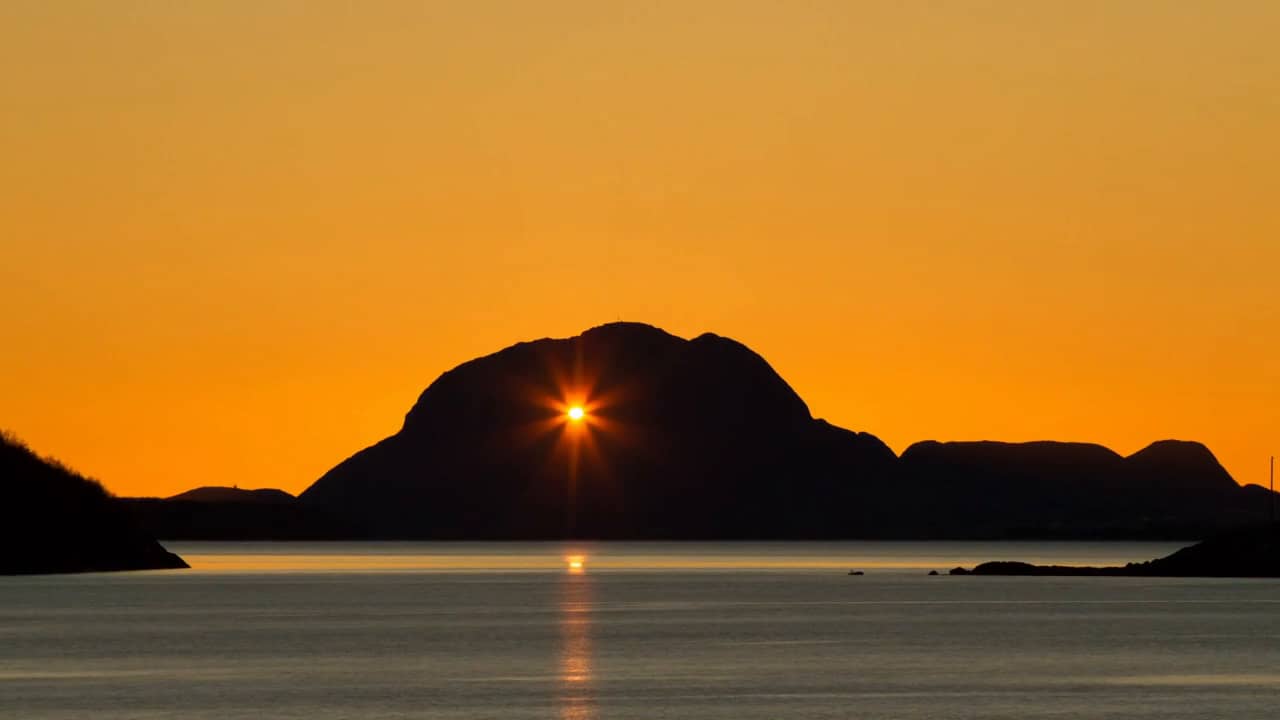 The sun in the hole of mt. Torghatten on Vimeo