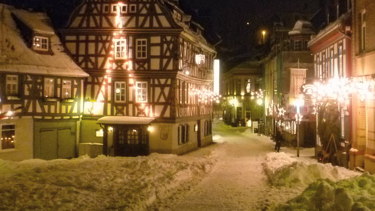Markt und Straßen stehn verlassen on Vimeo