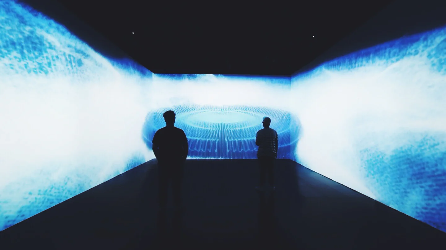 Дэвид холл видеоарт. Проекционный дизайн. Teamlab инсталляции. Мультимедийное иммерсивное арт-пространство "lumion". Multi touch immersive space.