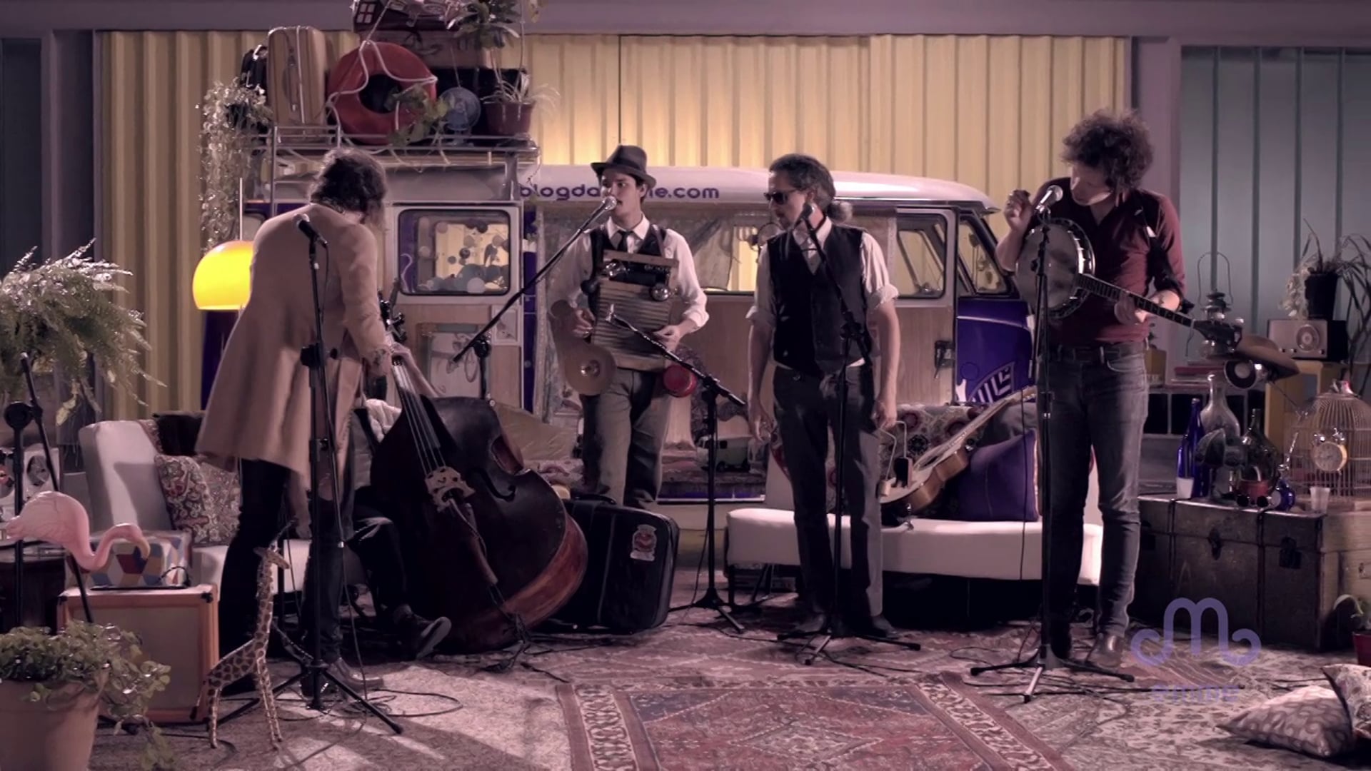 Emme Na Kombi -  Mustaches e Apaches