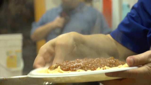 Reportage : Un souper spaghetti à l'école Saint-Alexandre (Zone 10 novembre 2014 p.01)