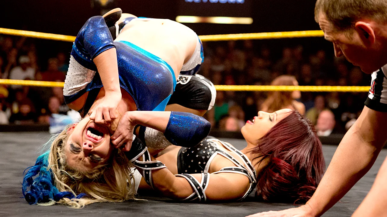 Саша против. Алекса Блисс против пейдж NXT. Sasha Banks vs Charlotte NXT 04.30.2014.