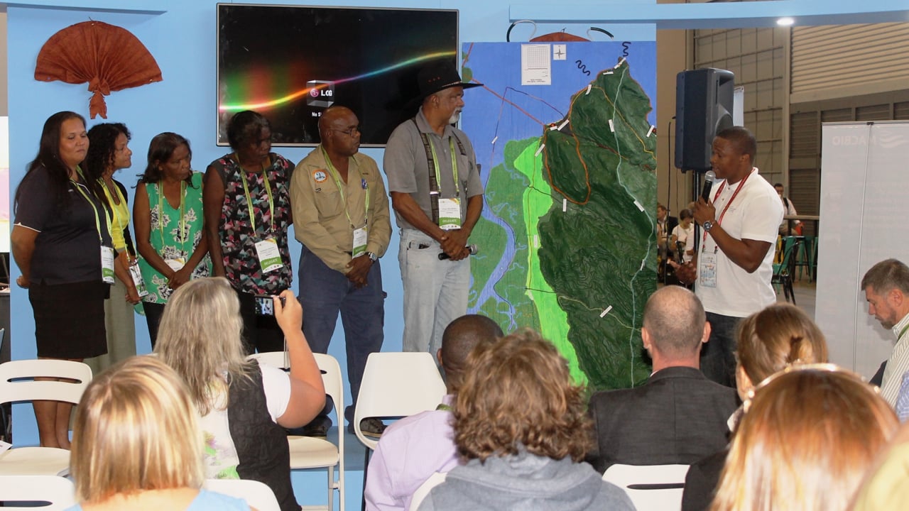 Moments of recognition: Luvuyo Mandela "receives" Mandingalbay Yidinji Traditional peoples' Participatory 3D Model