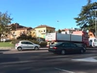 ULTIM’ORA – Mezza città bloccata per il cambio di un cartellone pubblicitario