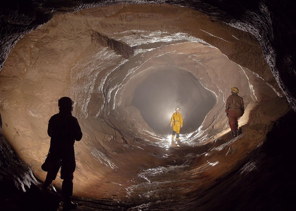 Спуск в карстовый колодец - Krubera Cave on Vimeo