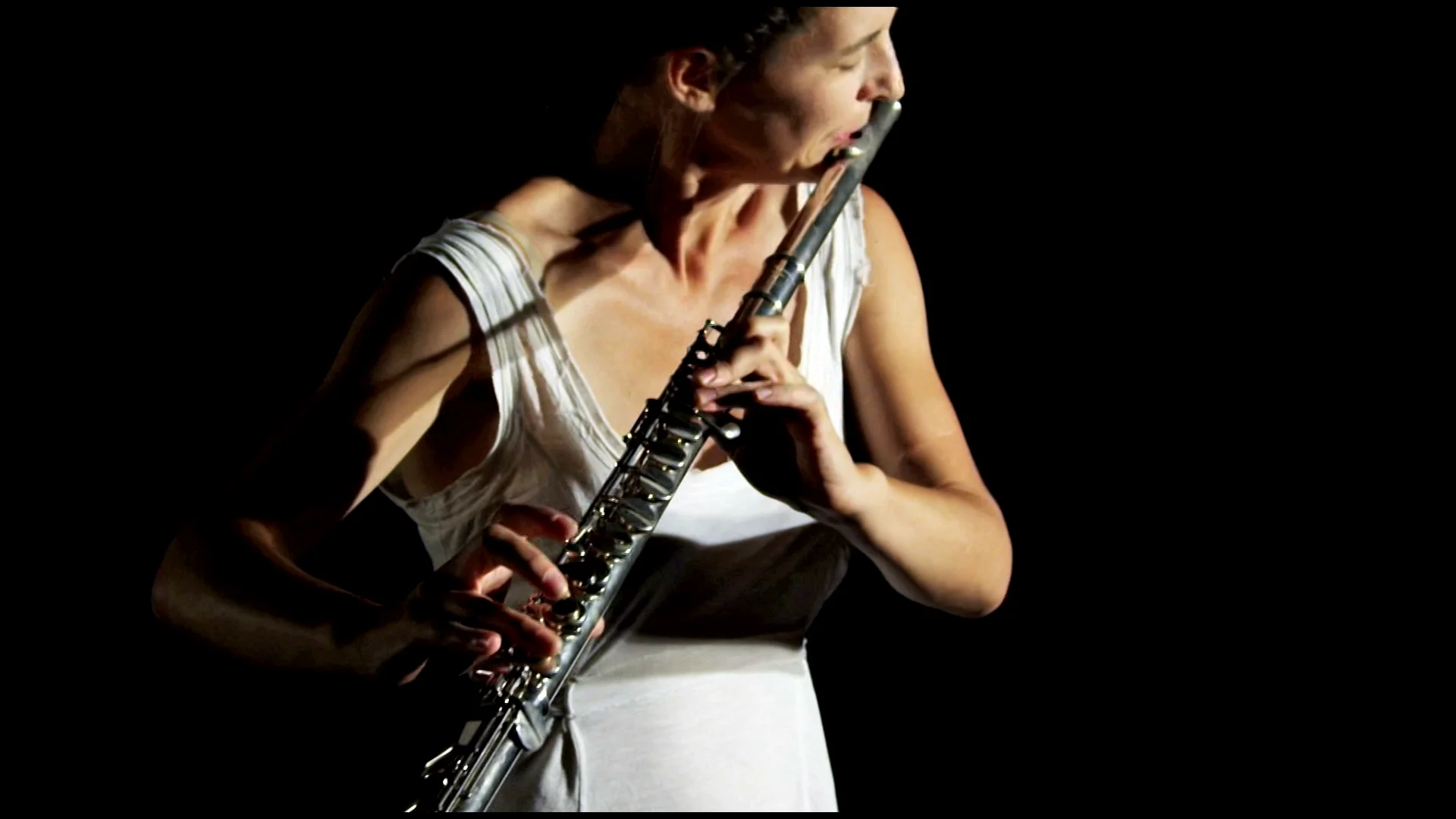 диана антонова флейта. екатерина дрязжина флейта. шоу талантов танец грудью. человек с флейтой. играет на флейте.