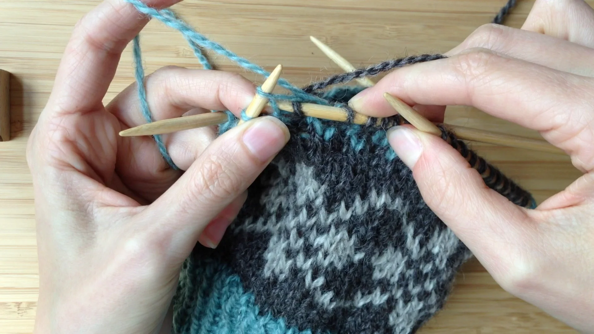 trapping long floats while using the two-handed stranded colorwork method
