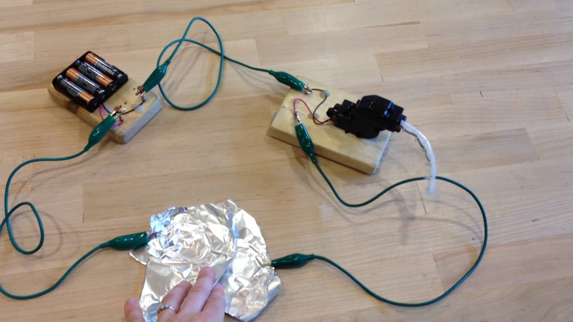 Simple tinfoil chain reaction switch on Vimeo