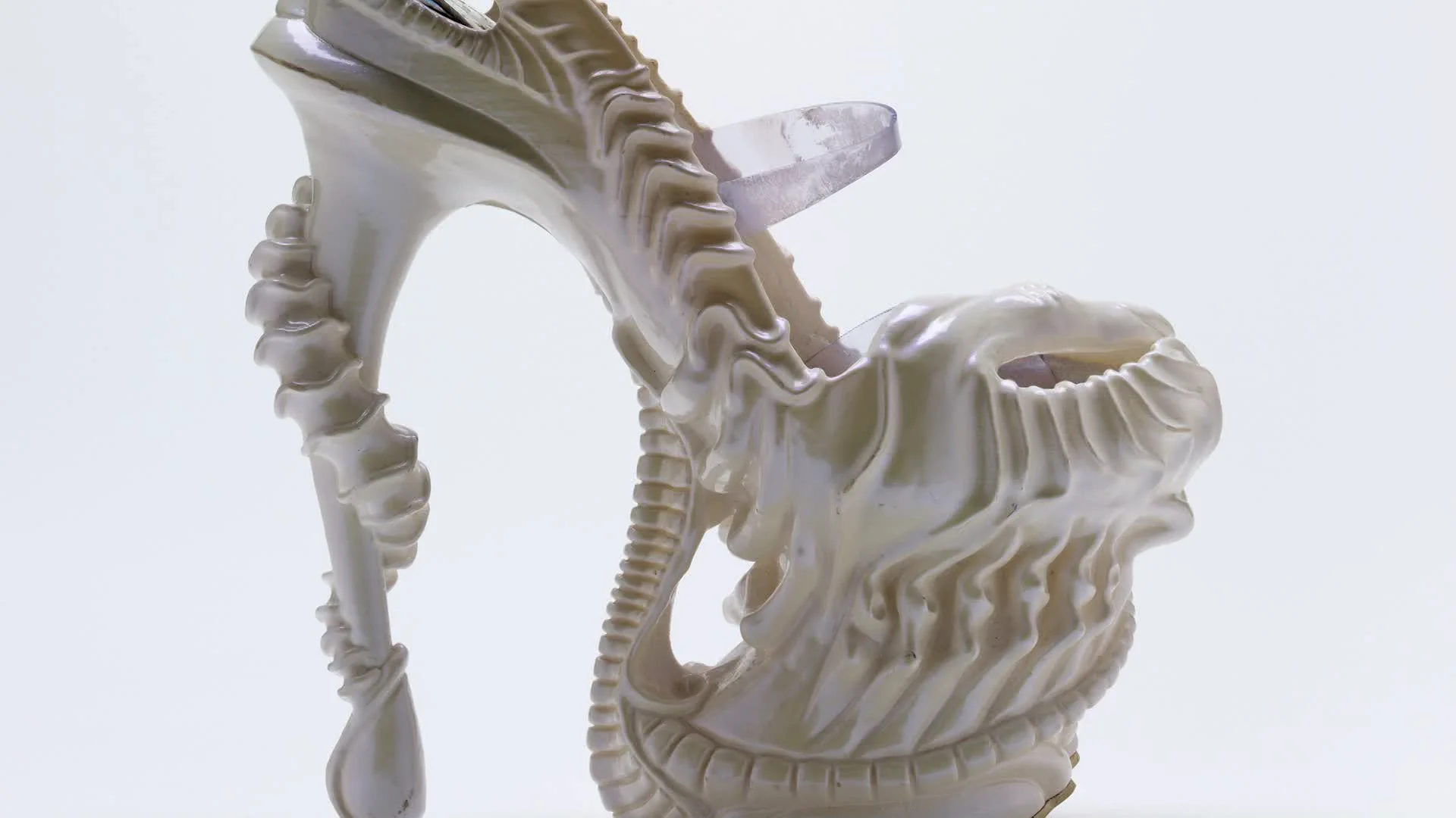 чужие ботинки. чужие ботинки. необычные туфли. чужая обувь. к чему снится порвать сапог.