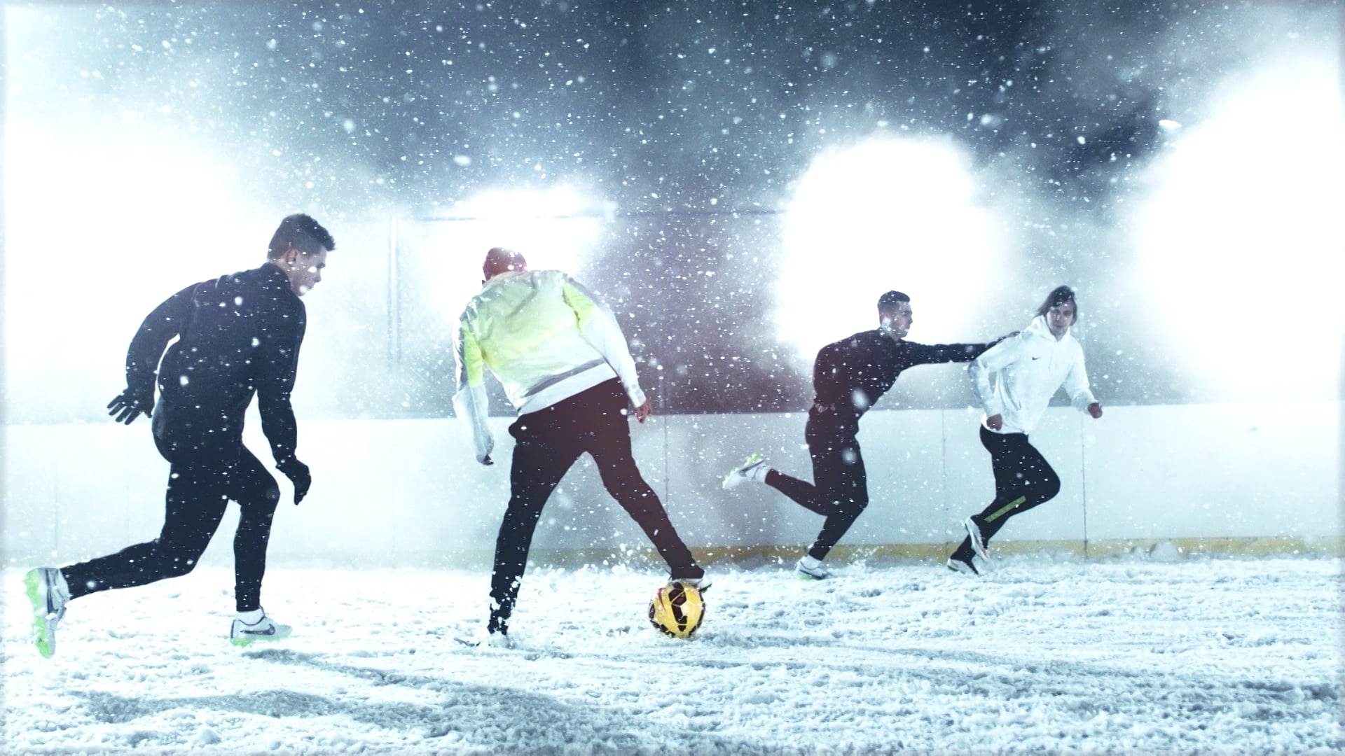 Коля играл в футбол. Футбол зимой. Футбол на снегу. Игра в футбол зимой. Мини футбол на снегу.