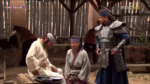 sahilde yalnız bir adamın görüntüsü
