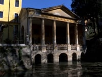 VICENZA – GIARDINI SALVI, FRA TURISTI E SPACCIATORI