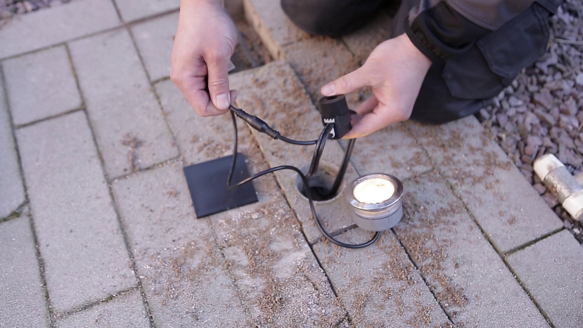 Verstoring hoofdzakelijk namens in-lite buitenverlichting aanleggen: een 60 mm grondspot aansluiten on Vimeo