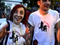 GIUSY ZENERE, TURISMO E IRONIA FRA GLI ITALIANI NEL MONDO