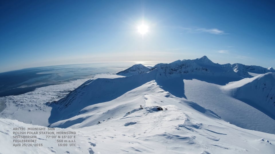 Arktinen keskiyön aurinko - 24 tunnin timelapse (tehty Olympus OMD E-M1 + Zuiko Digital 8 mm f / 3.5 ED FISHEYE: llä)