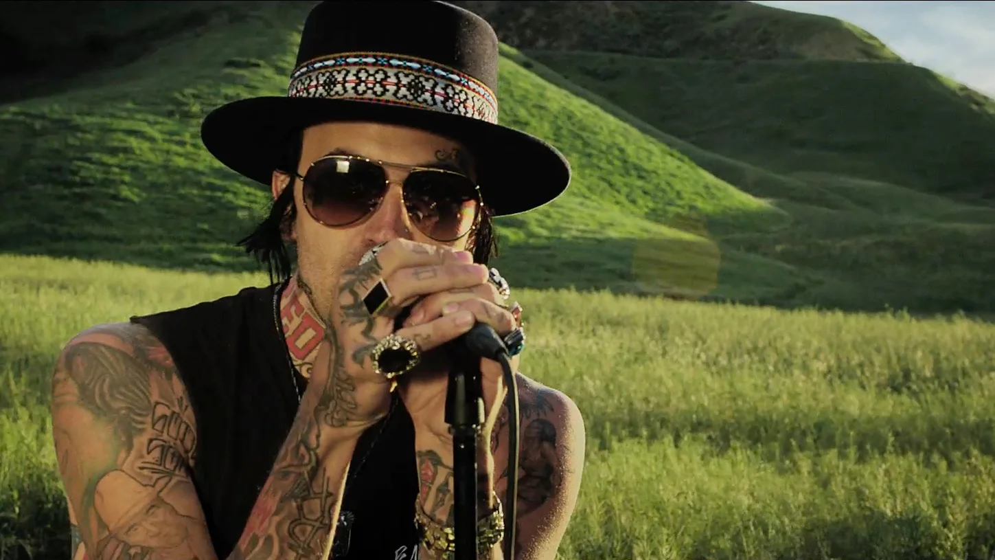 Yelawolf till it s gone. Yelawolf. Yelawolf Love story. Yelawolf на мотоцикле. DJ Paul Yelawolf.