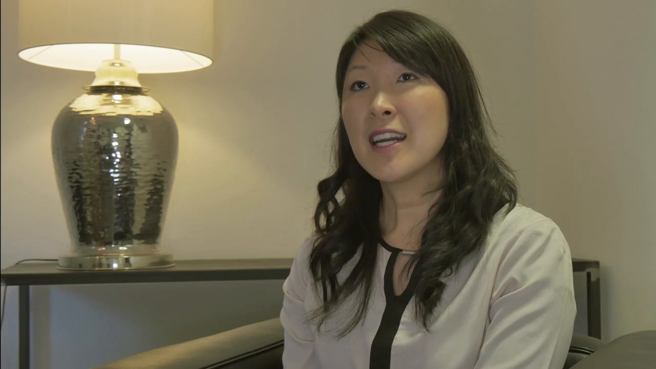 01 Eine Patientin beantwortet Fragen zu ihrer ReLEx smile OP bei Dr. Breyer. on Vimeo