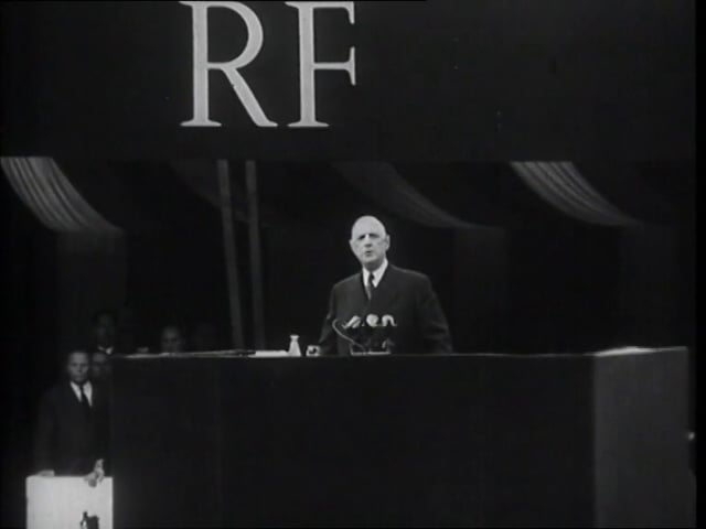 De Gaulle présente la constitution