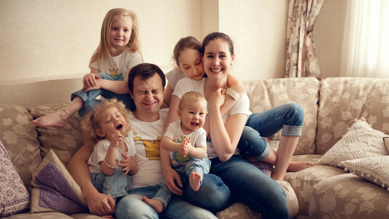 Русские юные с папой. Семейная фотосессия. Многодетная семья. Счастливая многодетная семья. Фотосессия многодетной семьи.