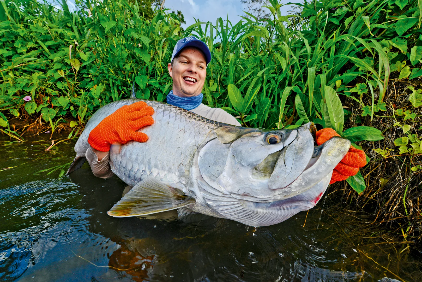 Ловить рыбу большую руками. Коста Рика рыбалка. Рыбак с рыбой. Рыбак с большой рыбой. Большие рыбы.