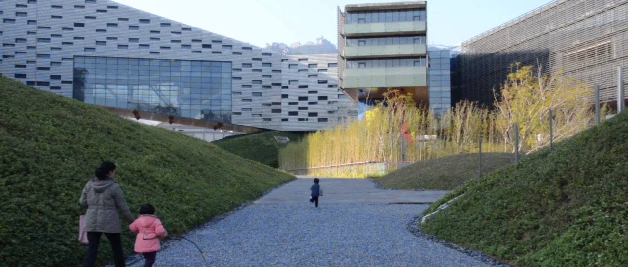 STEVEN HOLL'S HORIZONTAL SKYSCRAPER