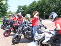ECCO A VOI LE MISS BIKER, 107 ANGELI ROSA IN MOTOCICLETTA