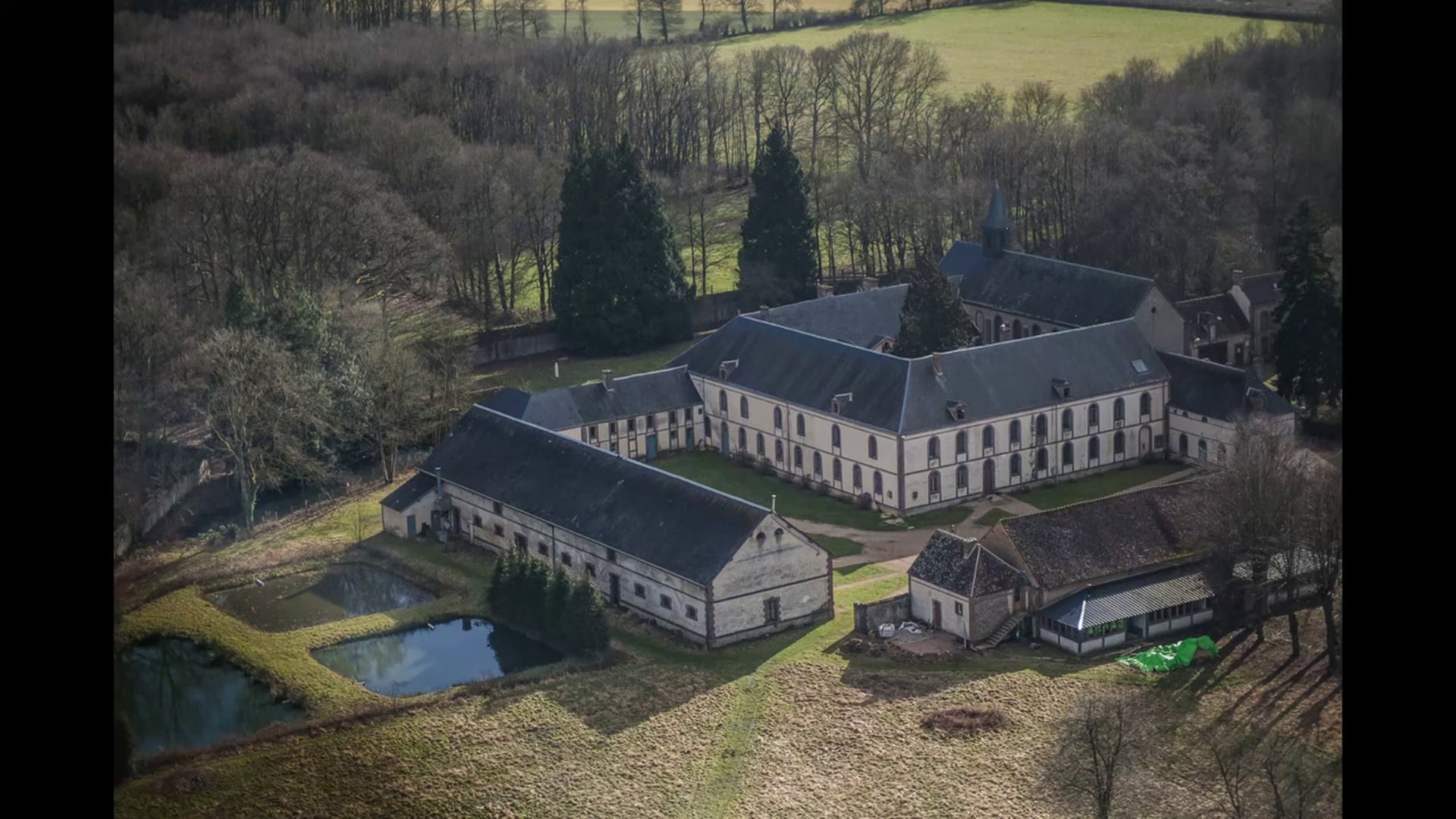 Vídeo comemorativo da abadia La Cour Pétral, Normandia (França)