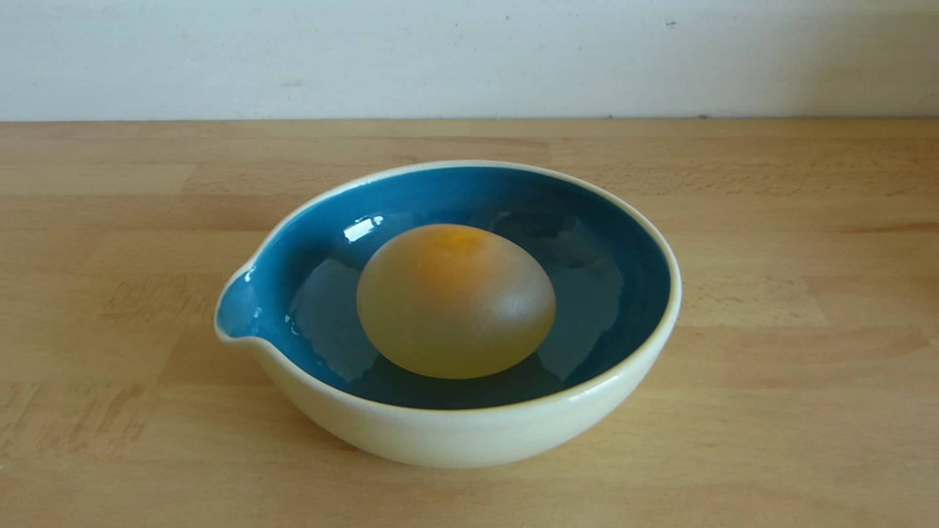 Dissolution de la coquille d'oeuf par le vinaigre blanc on Vimeo