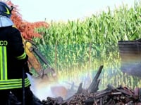 TORRI – Incendio alla legnaia, 40 quintali di legna a fuoco