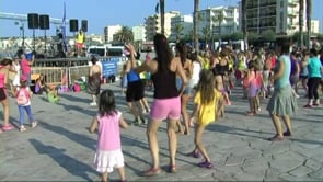 Un any més, les classes de Zumba a la platja atrauen molt de públic