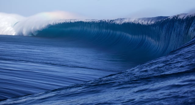 TEAHUPOO DAY WIPE OUT from gilles HUCAULT
