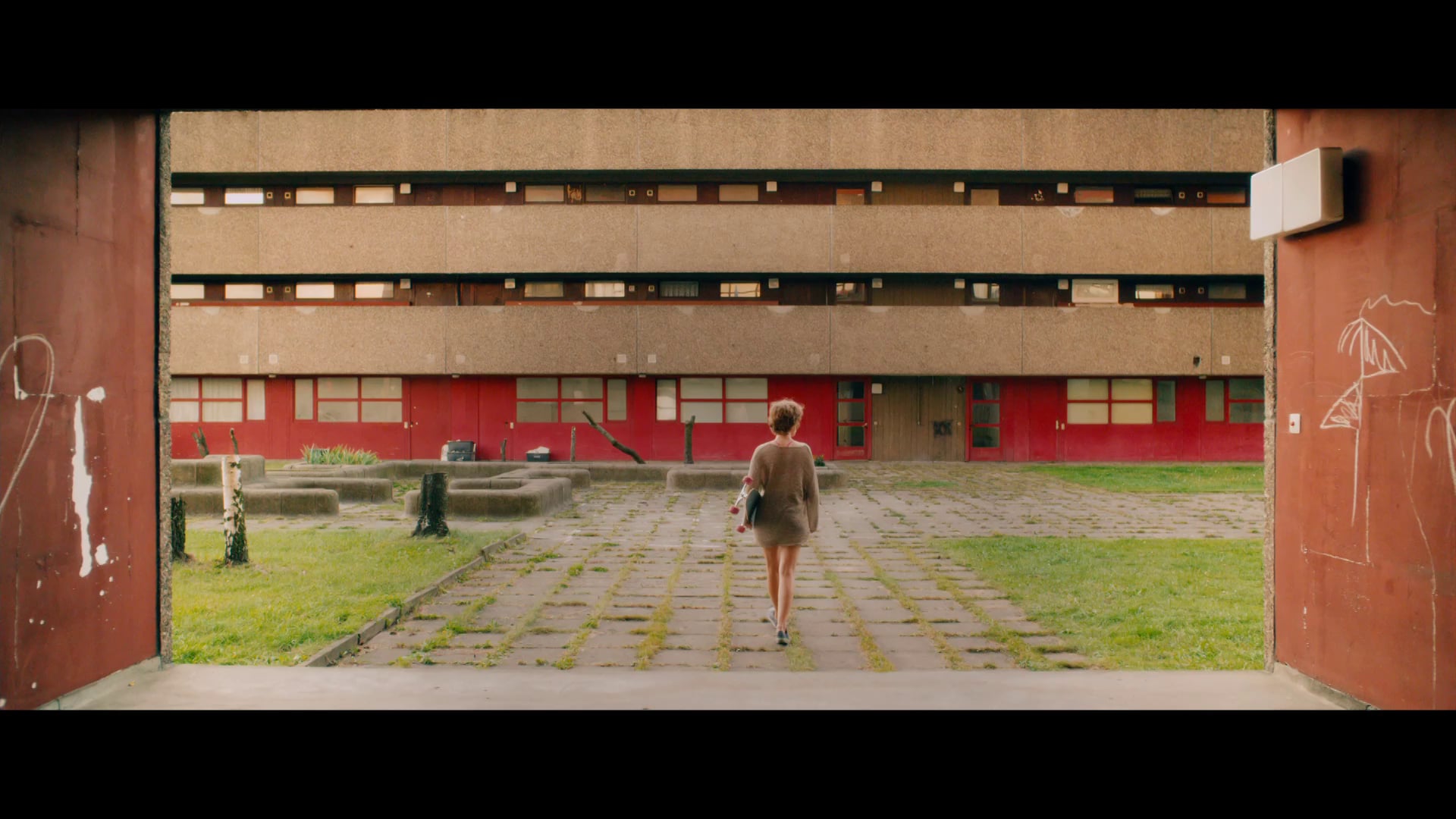 TRAILER - "COME CLOSER"