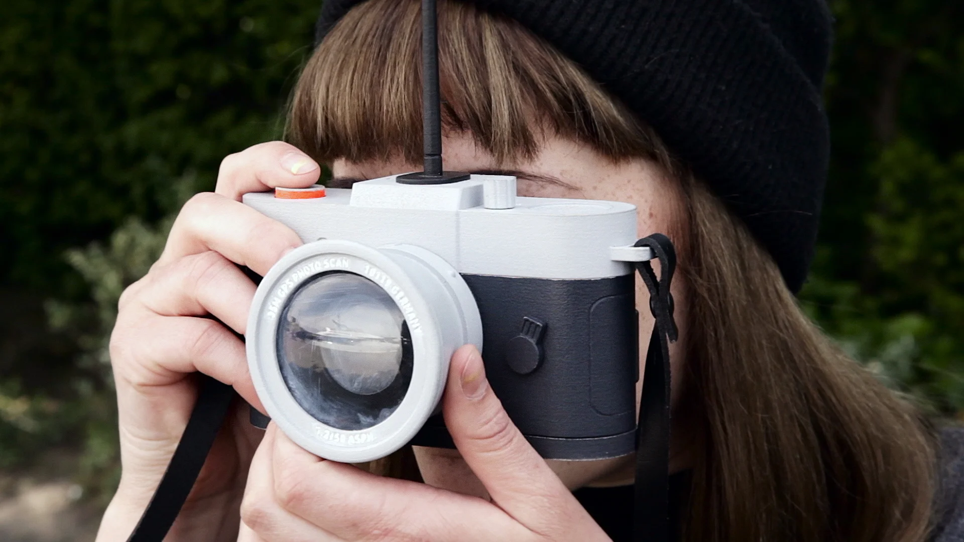 Камера фотоаппарат. Видеооператор с камерой. Первый цифровой фотоаппарат кодак. Фотография фотоаппарата. Ломограф.