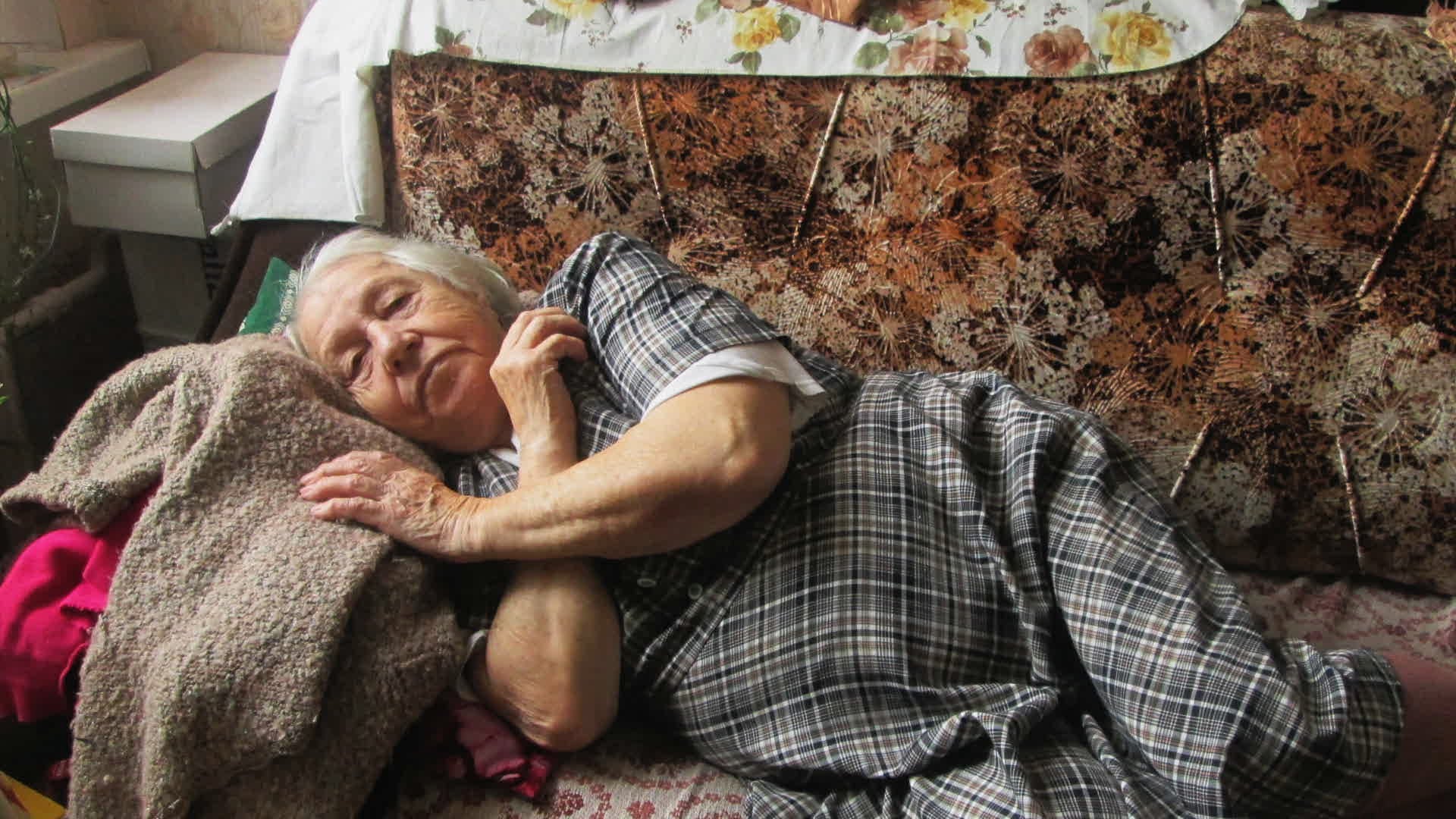 Умирающая бабушка в доме