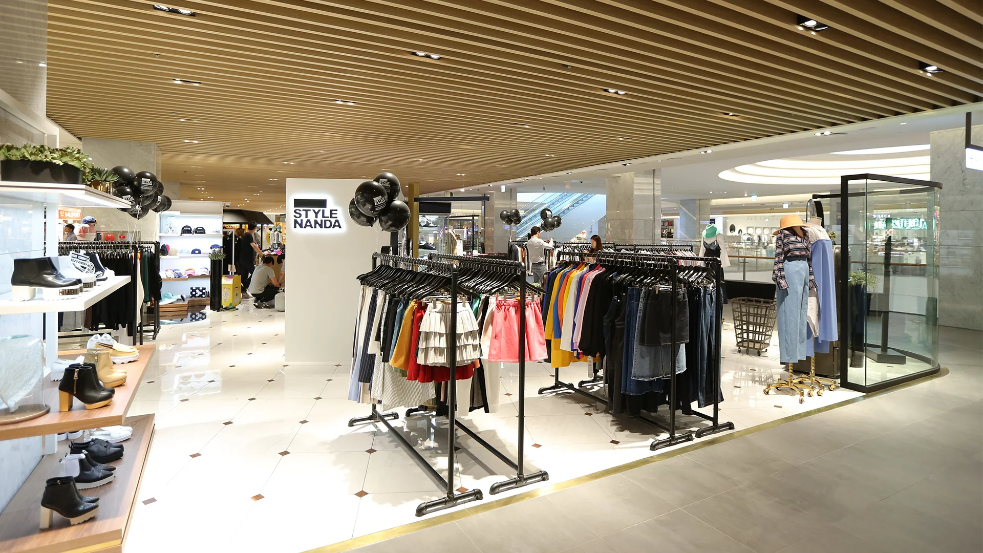 Корейские бутики одежды. Корейский стиль магазин. Stylenanda pink hotel flagship store. Выставка текстильной продукции. Магазины в корее сеул.