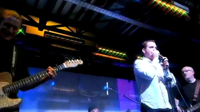 First Radio - Lee Staples sings 'Wonderwall' by Oasis