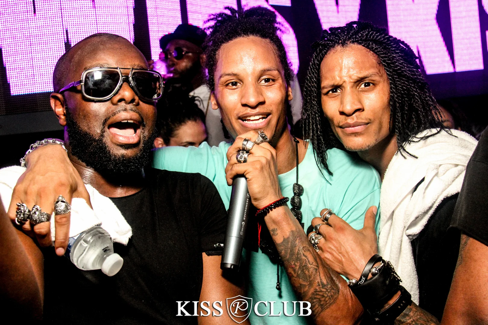 Kiss clad. Les Twins Larry дочка. Les Twins Kiss. Kiss Club.