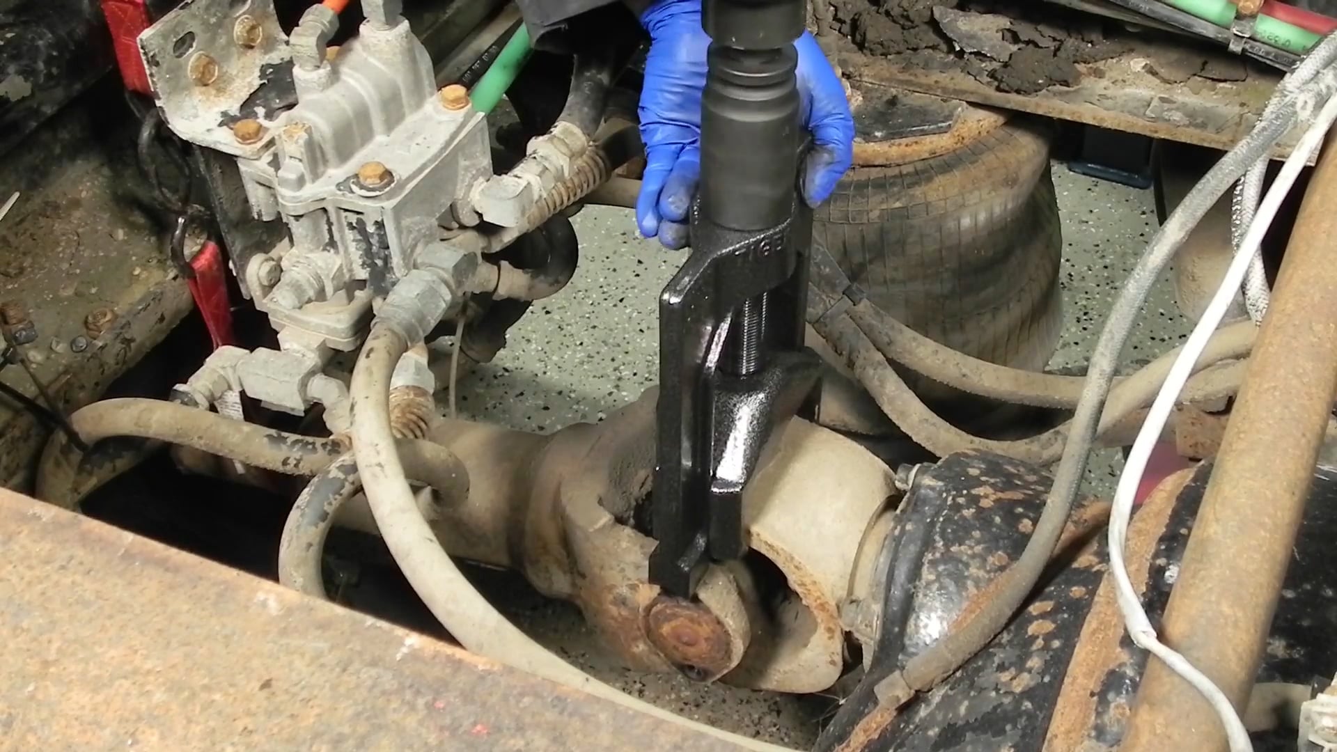 Video of Tiger Tool Heavy Duty U-Joint Puller