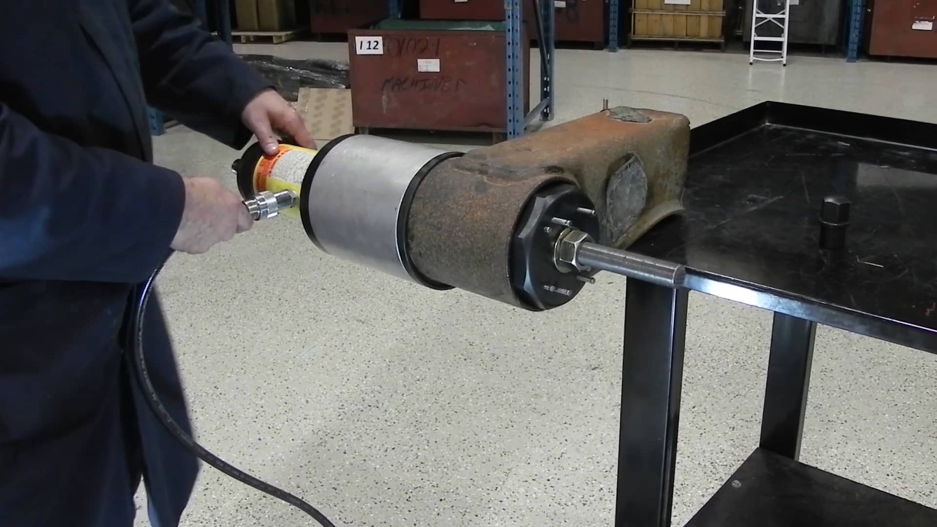 Hendrickson TriFunctional Wide Bushing Adapter Tiger Tool 15040 on Vimeo