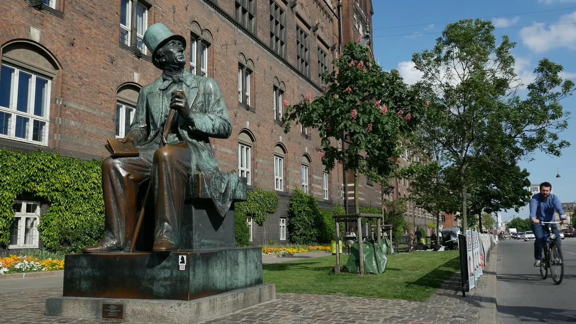 Копенгаген андерсена. Ханс кристиан андерсен памятник. Памятник андерсену в дании. Копенгаген андерсена. Памятник ханс кристиан андерсен в копенгагене.