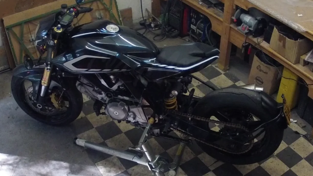 Custom Suzuki SV650 build timelapse
