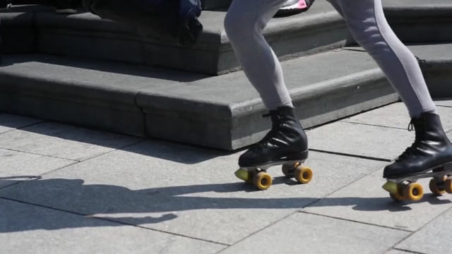 niña patinando.Video de patinaje sobre ruedas.videos en español 