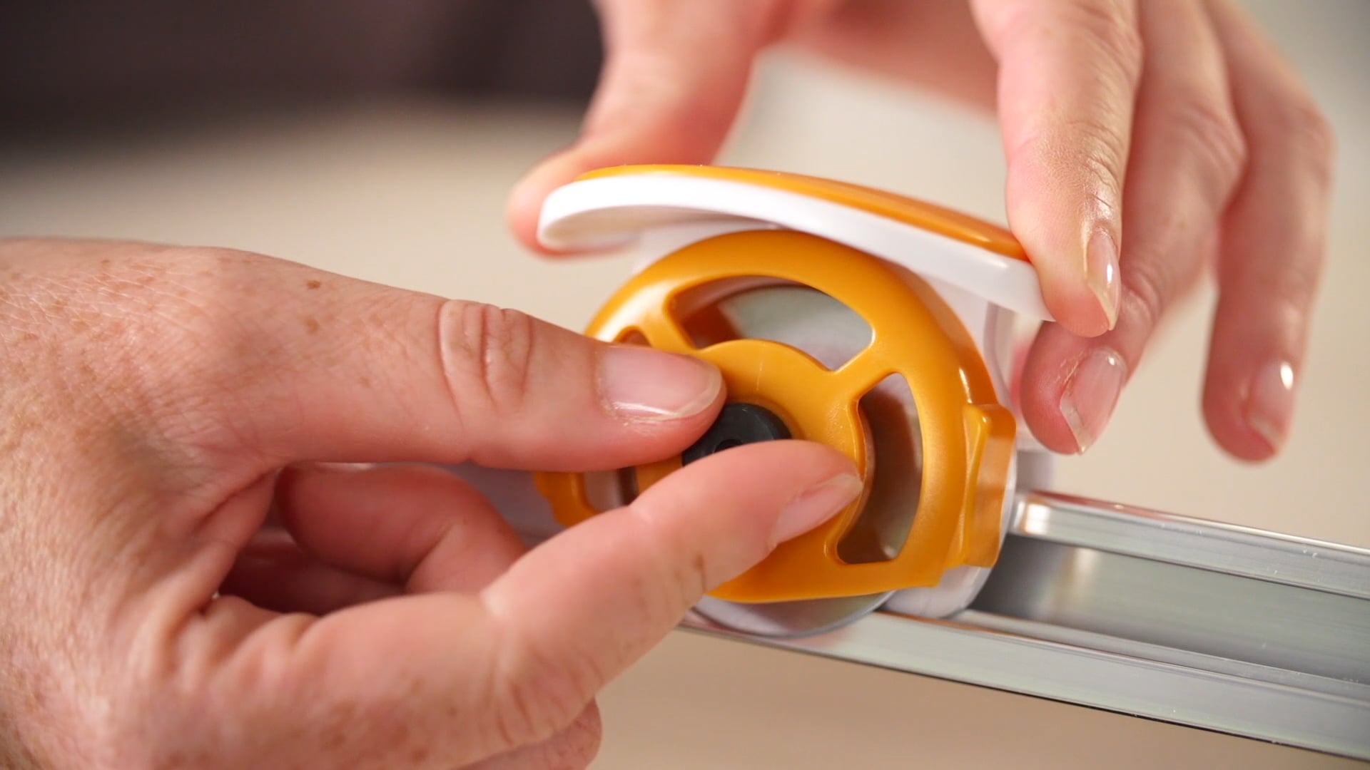 Fiskars® Rotary Cutters Easy Blade Change on Vimeo