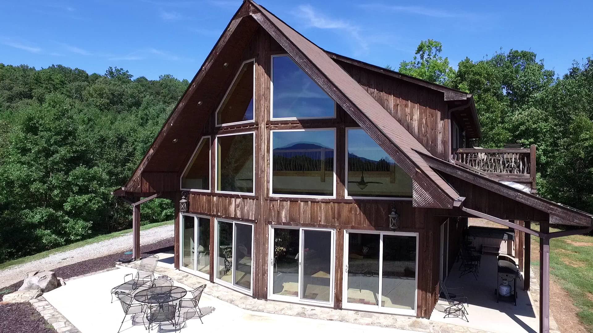 Helen GA Luxury Cabin Rental Outback Lodge on Vimeo