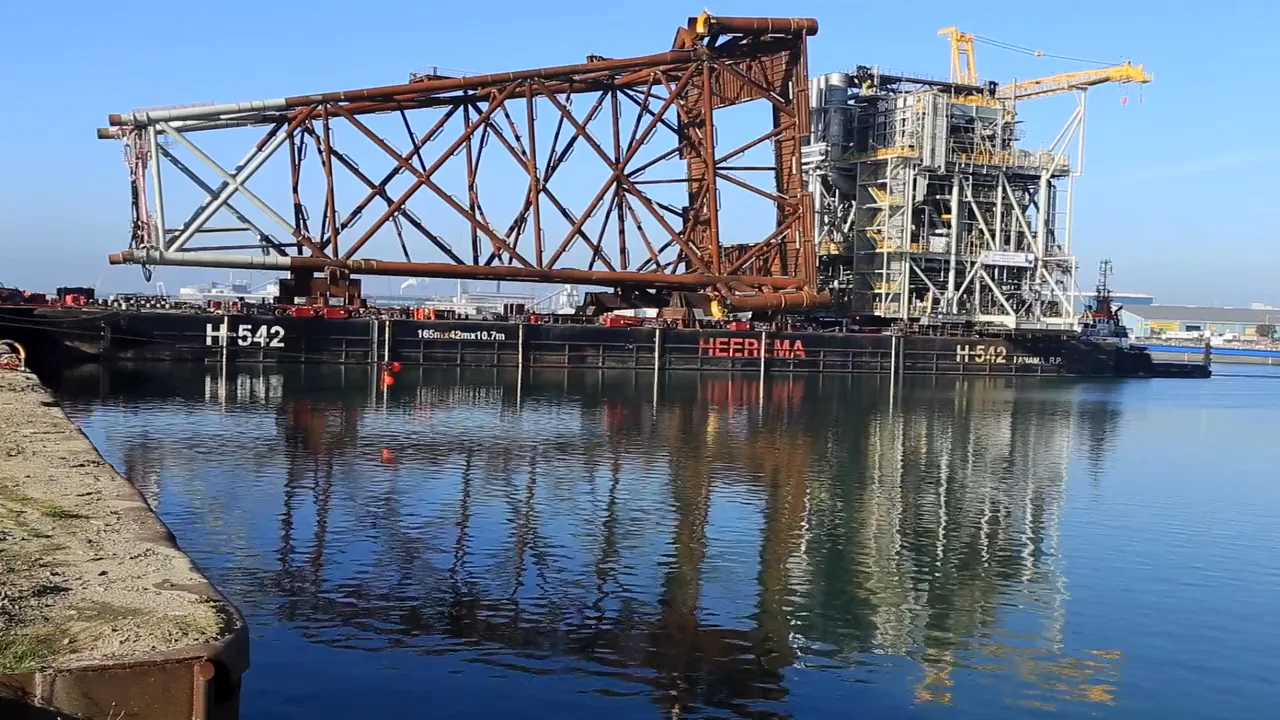 Alba B3 jacket load out at Heerema Vlissingen on Vimeo