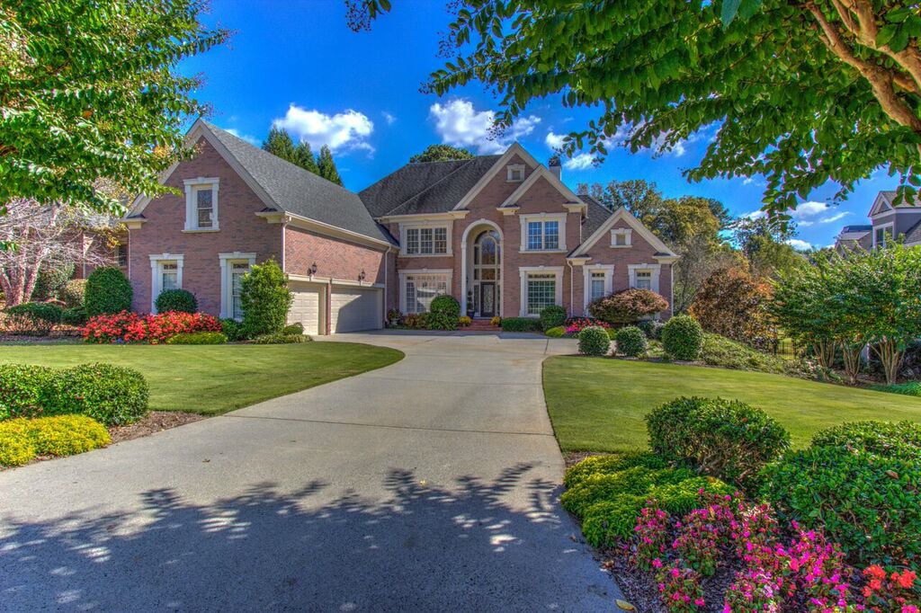 5870 Stoneleigh Drive on Vimeo