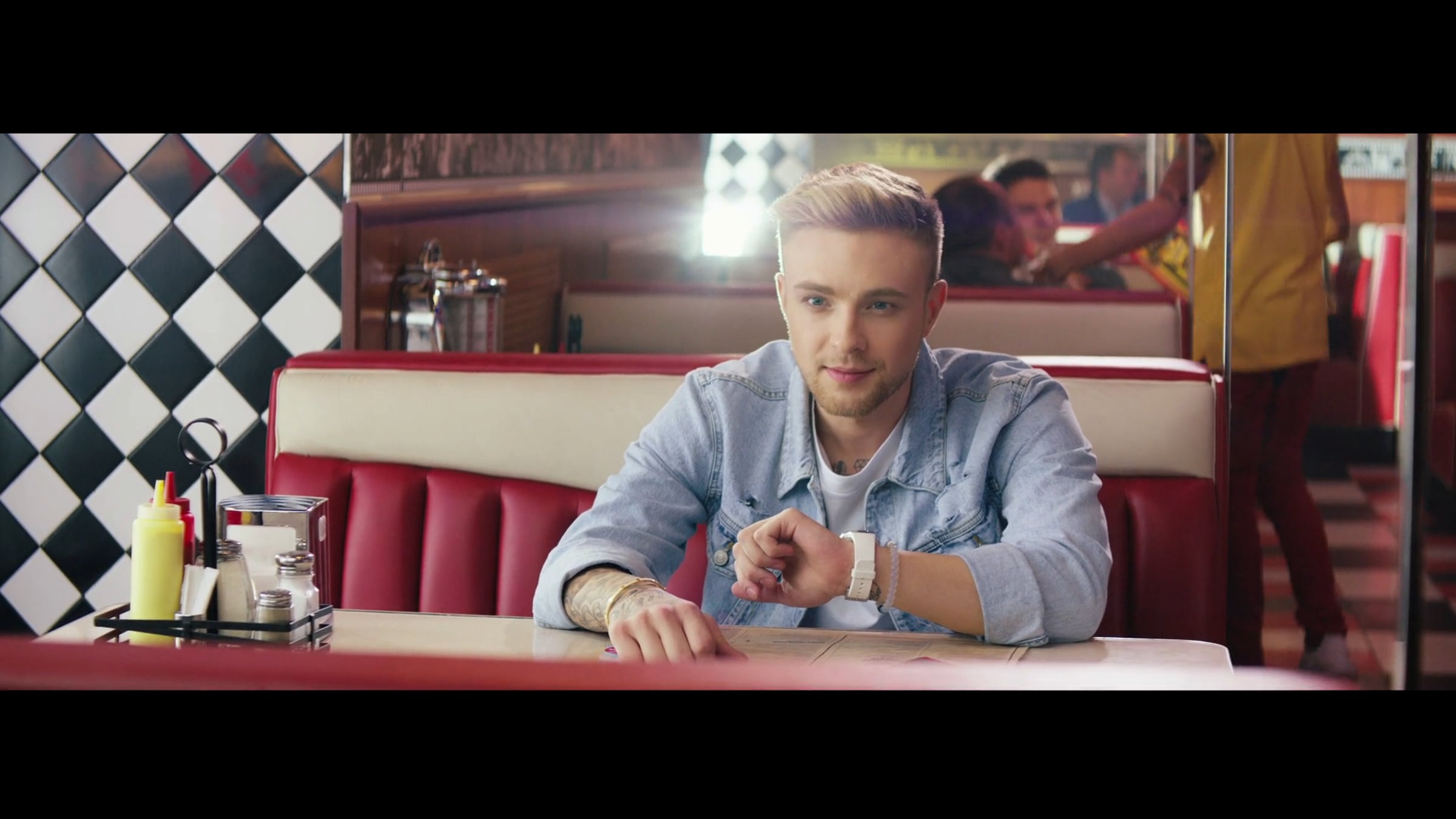 Будильник песня текст. Пока крутишь бигуди. Песня ты гуди пока крутишь бигуди. Песня ты гуди пока крутишь бигуди. Песня ты гуди пока крутишь бигуди.