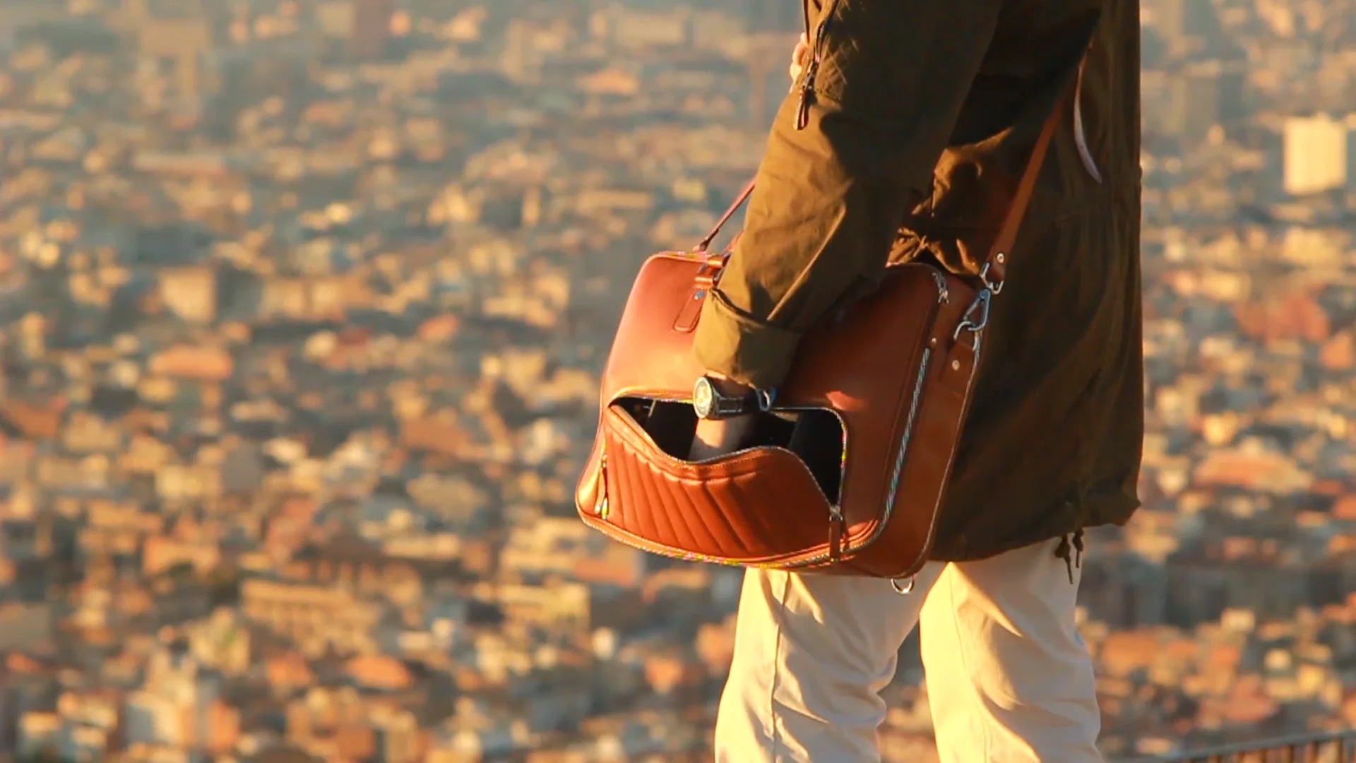 The 48Hr Classic is an Expandable Leather Bag for the Urban