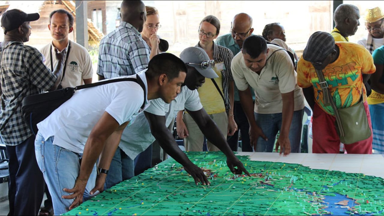 Le pouvoir de la cartographie participative en 3D chez les Saramaccans du Suriname (Partie 1 et 2)